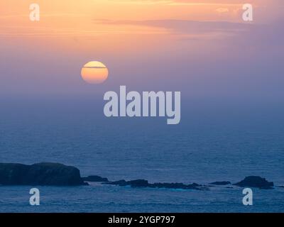 Sonnenuntergang über dem Meer und Horse Island aus Sicht von Sumburgh Head, South Mainland Shetland, Shetland Stockfoto