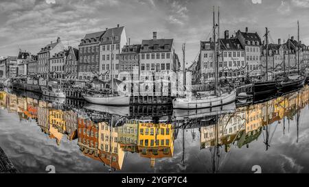 Panorama des Nyhavn-Kanals in Kopenhagen. Monocrome and the Reflecting Houses in Colour, Dänemark, 2. November 2024 Stockfoto