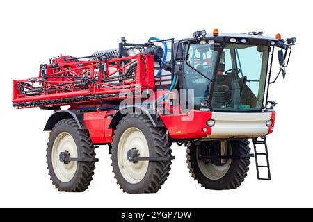 Große Feldspritze bereit für Feldarbeiten an einem sonnigen Tag auf ländlichem Ackerland, isoliert auf weißem Hintergrund. Stockfoto