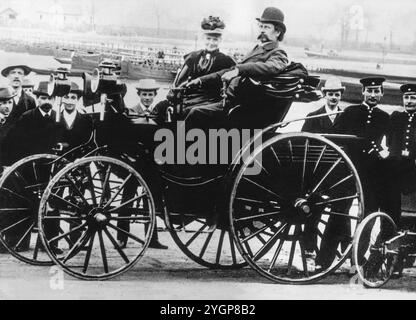 Bertha Benz (1849-1944) und Ehemann Dr. Carl Benz (Karl Benz) (1844-1929) in einem Benz Victoria Oldtimer, Foto, 1894 Stockfoto