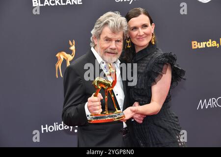 Reinhold Messner mit Ehefrau Diane Messner / Bambi 2024 / Verleihung des Goldenen REHS / Bavaria-Studios / München / 07. November 2024 *** Reinhold Messner mit Ehefrau Diane Messner Bambi 2024 Award der Golden Deer Bavaria Studios München 07. November 2024 Stockfoto
