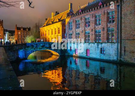 Belgien, Brügge, Weihnachtslicht über dem Groenerei-Kanal Stockfoto