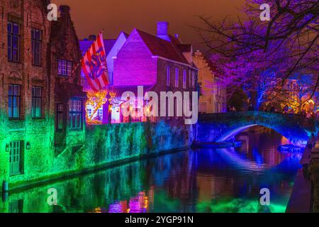 Belgien, Brügge, Weihnachtslicht über dem Groenerei-Kanal Stockfoto