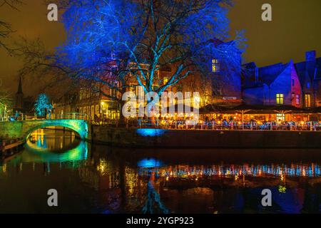 Belgien, Brügge, Weihnachtslicht über dem Groenerei-Kanal Stockfoto