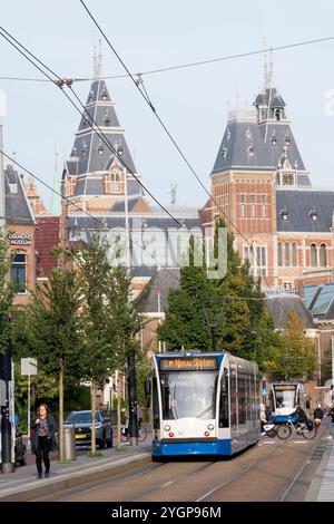 Straßenbahnen vor dem Rijksmuseum in Amsterdam. Stockfoto