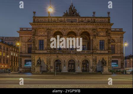 Königliches dänisches Theater in Kopenhagen während der Dämmerung, Dänemark, 2. November 2024 Stockfoto