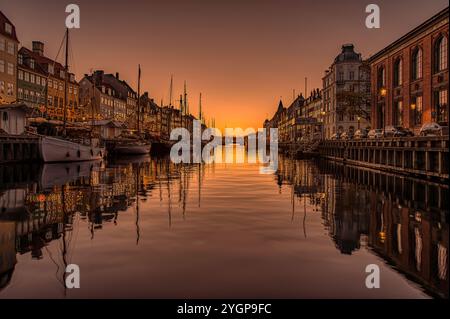 Kopenhagener Nyhavn-Kanal bei Nacht mit Reflexionen des Himmels und der Häuser im ruhigen Wasser, Dänemark, 2. November 2024 Stockfoto