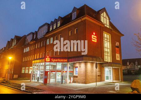 06.11.2024: Gebäude der Sparkasse Uecker Randow in Pasewalk an der Stettiner Straße Pasewalk Mecklenburg - Vorpommern Deutschland *** 06 11 2024 Sparkasse Uecker Randow Gebäude in Pasewalk an der Stettiner Straße Pasewalk Mecklenburg-Vorpommern Deutschland Stockfoto