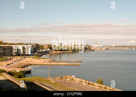 Blick von Linnahall, dem ehemaligen Mehrzweckort in Tallinn, Estland. Das Hotel liegt im Hafen und wurde 1980 fertiggestellt, ist aber heute in Verfall. Stockfoto