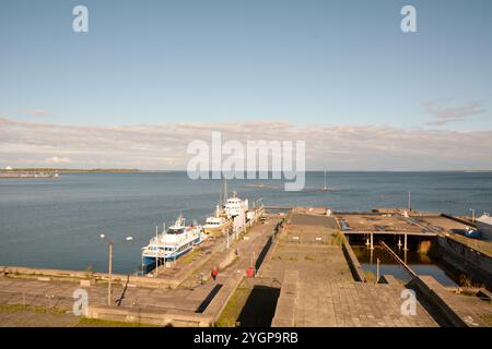 Blick von Linnahall, dem ehemaligen Mehrzweckort in Tallinn, Estland. Das Hotel liegt im Hafen und wurde 1980 fertiggestellt, ist aber heute in Verfall Stockfoto