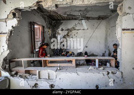 Khan Younis, Palästinensische Gebiete. November 2024. Palästinenser untersuchen die Schäden in einem Haus, das durch einen israelischen Luftangriff auf Khan Younis zerstört wurde. Abed Rahim Khatib/dpa/Alamy Live News Stockfoto