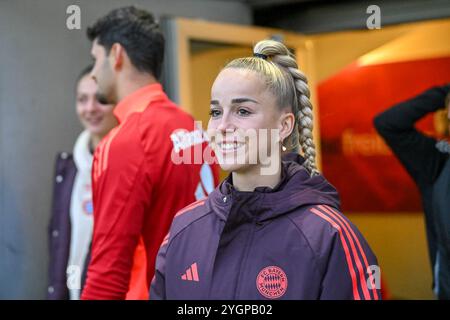 Giulia Gwinn (FC Bayern München, #07) bei der Ankunft im Dreisamstadion. Deutschland, SC Freiburg - FC Bayern München, Frauen-Fussball, Google Pixel Frauen-Bundesliga, 9. Spieltag, Saison 2024/2025, 08.11.2024 DFB-VORSCHRIFTEN VERBIETEN JEDE VERWENDUNG VON FOTOGRAFIEN ALS BILDSEQUENZEN UND/ODER QUASI-VIDEO Foto: Eibner-Pressefoto/Thomas Hess Stockfoto