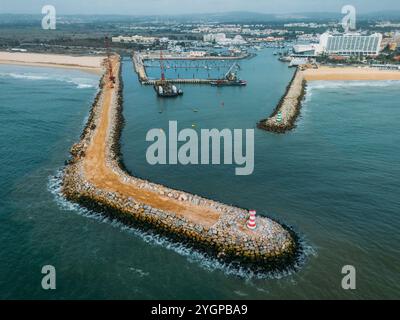 Vilamoura, Portugal - 8. November 2024: Vilamoura kündigt einen neuen Jachthafen mit 68 Liegeplätzen an der Algarve an und verfügt über 68 Liegeplätze Stockfoto