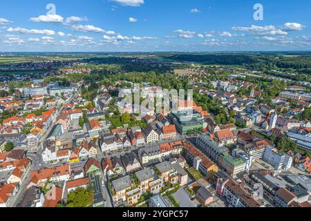 Ausblick auf Fürstenfeldbruck, große Kreisstadt in der Metropolregion München die oberbayerische Stadt Fürstenfeldbruck an der Amper im Luftb Fürstenf Stockfoto