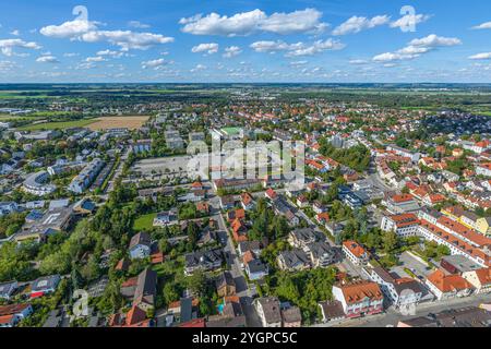 Ausblick auf Fürstenfeldbruck, große Kreisstadt in der Metropolregion München die oberbayerische Stadt Fürstenfeldbruck an der Amper im Luftb Fürstenf Stockfoto