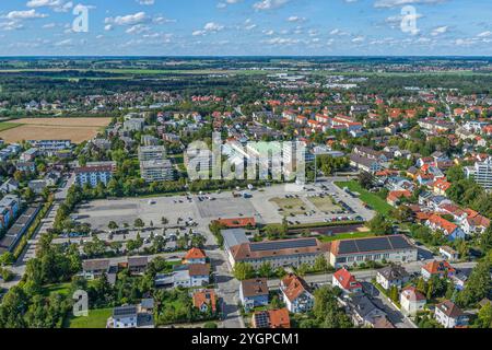 Ausblick auf Fürstenfeldbruck, große Kreisstadt in der Metropolregion München die oberbayerische Stadt Fürstenfeldbruck an der Amper im Luftb Fürstenf Stockfoto