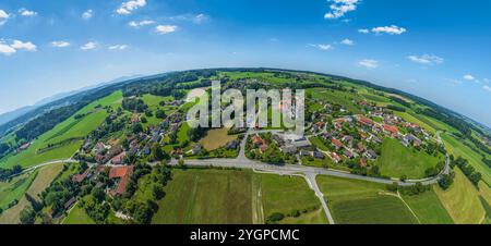 Blick auf das bayerische Alpenvorland am Tachinger See im Rupertiwinkel Sommer am Tachinger See rund um die Gemeinde Taching in Oberbaye Waging am See Stockfoto