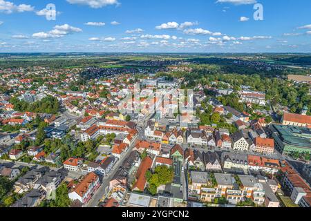 Ausblick auf Fürstenfeldbruck, große Kreisstadt in der Metropolregion München die oberbayerische Stadt Fürstenfeldbruck an der Amper im Luftb Fürstenf Stockfoto