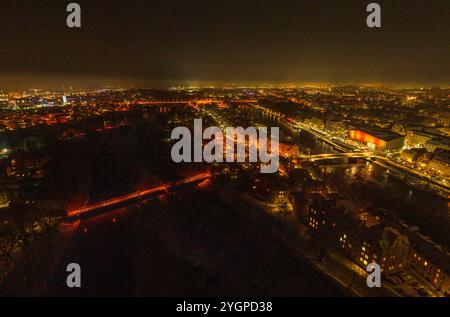 Das Lichtermeer der Stadt Regensburg an einem weihnachtlichen Abend im Schnee die Welterbestadt Regensburg festlich beleuchtet bei Nacht im Wi Regensb Stockfoto