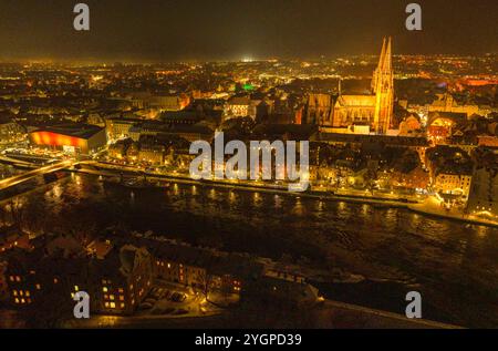 Das Lichtermeer der Stadt Regensburg an einem weihnachtlichen Abend im Schnee die Welterbestadt Regensburg festlich beleuchtet bei Nacht im Wi Regensb Stockfoto