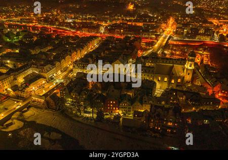 Das Lichtermeer der Stadt Regensburg an einem weihnachtlichen Abend im Schnee die Welterbestadt Regensburg festlich beleuchtet bei Nacht im Wi Regensb Stockfoto