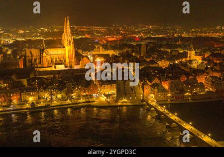 Das Lichtermeer der Stadt Regensburg an einem weihnachtlichen Abend im Schnee die Welterbestadt Regensburg festlich beleuchtet bei Nacht im Wi Regensb Stockfoto