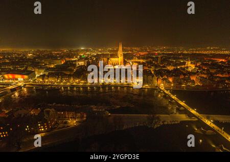 Das Lichtermeer der Stadt Regensburg an einem weihnachtlichen Abend im Schnee die Welterbestadt Regensburg festlich beleuchtet bei Nacht im Wi Regensb Stockfoto