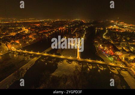 Das Lichtermeer der Stadt Regensburg an einem weihnachtlichen Abend im Schnee die Welterbestadt Regensburg festlich beleuchtet bei Nacht im Wi Regensb Stockfoto