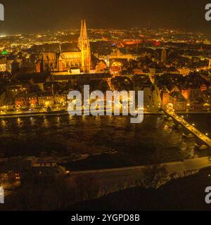 Das Lichtermeer der Stadt Regensburg an einem weihnachtlichen Abend im Schnee die Welterbestadt Regensburg festlich beleuchtet bei Nacht im Wi Regensb Stockfoto