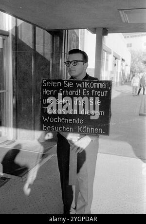 Nach seiner Wahl zum Bundeskanzler reist Ludwig Erhard zu einem Staatsbesuch in die USA. In Austin. [Automatisierte Übersetzung] Stockfoto