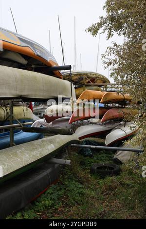 Zug. Stadt. Kanton. Zugersee. Zentralschweiz. Schweizer Mittelland. Altstadt. Burg Zug. Gemeinde Zug. Hafen. Boot. Siehe. Herbst. Winter. Kanu. Kajak. Stockfoto