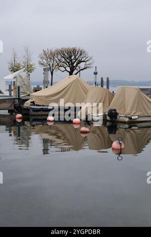 Zug. Stadt. Kanton. Zugersee. Zentralschweiz. Schweizer Mittelland. Altstadt. Burg Zug. Gemeinde Zug. Hafen. Boot. Siehe. Herbst. Winter. Kanu. Kajak. Stockfoto