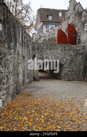 Zug. Stadt. Kanton. Zugersee. Zentralschweiz. Schweizer Mittelland. Altstadt. Burg Zug. Gemeinde Zug. Herbst. Architektur. Fachwerk. Stadtmauer. Burg. Stockfoto