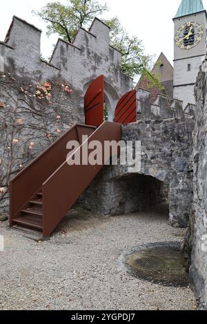 Zug. Stadt. Kanton. Zugersee. Zentralschweiz. Schweizer Mittelland. Altstadt. Burg Zug. Gemeinde Zug. Herbst. Architektur. Fachwerk. Stadtmauer. Burg. Stockfoto