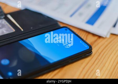 Viladecans. Spanien – 08. November 2024: Nahaufnahme eines Smartphone-Bildschirms mit verschiedenen Anwendungssymbolen, darunter soziale Medien, Finanzen und Stockfoto