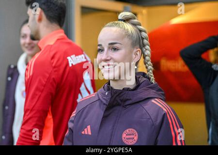 Freiburg, Deutschland. November 2024. Giulia Gwinn (FC Bayern München, #07) bei der Ankunft im Dreisamstadion. Deutschland, SC Freiburg - FC Bayern München, Frauen-Fussball, Google Pixel Frauen-Bundesliga, 9. Spieltag, Saison 2024/2025, 08.11.2024 DFB-VORSCHRIFTEN VERBIETEN JEDE VERWENDUNG VON FOTOGRAFIEN ALS BILDSEQUENZEN UND/ODER QUASI-VIDEO Foto: Eibner-Pressefoto/Thomas Hess Credit: dpa/Alamy Live News Stockfoto