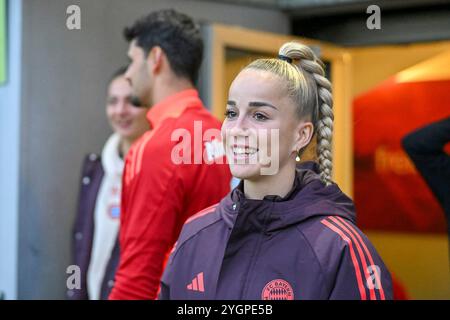 Freiburg, Deutschland. November 2024. Giulia Gwinn (FC Bayern München, #07) bei der Ankunft im Dreisamstadion. Deutschland, SC Freiburg - FC Bayern München, Frauen-Fussball, Google Pixel Frauen-Bundesliga, 9. Spieltag, Saison 2024/2025, 08.11.2024 DFB-VORSCHRIFTEN VERBIETEN JEDE VERWENDUNG VON FOTOGRAFIEN ALS BILDSEQUENZEN UND/ODER QUASI-VIDEO Foto: Eibner-Pressefoto/Thomas Hess Credit: dpa/Alamy Live News Stockfoto