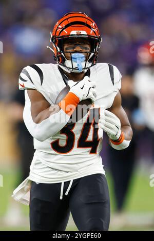 Baltimore, MD, USA. November 2024. Cincinnati Bengals Halfback Khalil Herbert (34) wärmt sich vor einem Spiel gegen die Baltimore Ravens im M&T Bank Stadium in Baltimore, MD. Foto/Mike Buscher/Cal Sport Media/Alamy Live News auf Stockfoto