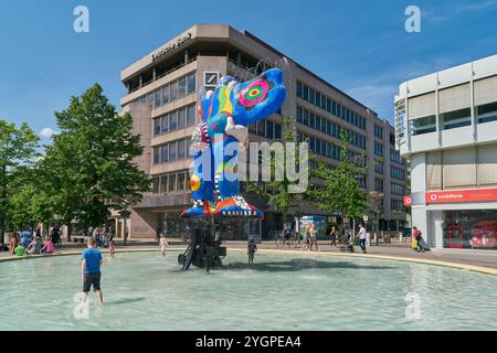 Der Life Saver Brunnen der Künstlerin Niki de Saint Phalle und ihres Mannes Jean Tinguely im Duisburger Stadtzentrum Stockfoto