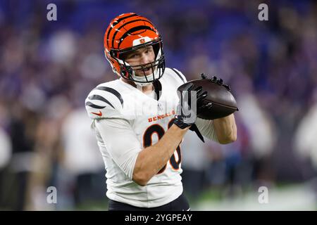 Baltimore, MD, USA. November 2024. Cincinnati Bengals Tight End Mike Gesicki (88) wärmt sich vor einem Spiel gegen die Baltimore Ravens im M&T Bank Stadium in Baltimore, MD. Foto/ Mike Buscher/Cal Sport Media/Alamy Live News Stockfoto