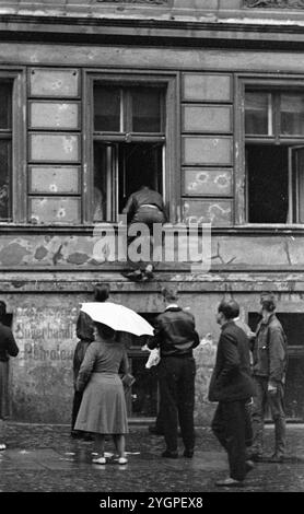 In der Nacht vom 12. Auf den 13. August 1961 erteilte Walter Ulbricht, Vorsitzender des DDR-Staatsrats, SED-Parteivorsitzender und Vorsitzender des Nationalen Verteidigungsrates der DDR, den Befehl, die Sektorgrenze in Berlin abzuschotten. Mit der Zustimmung der Sowjetunion und der Unterstützung der sowjetischen Truppen in der DDR wurde die letzte Schlupflöcher geschlossen, durch die die SED-Diktatur noch entkommen konnte. [Automatisierte Übersetzung] Stockfoto