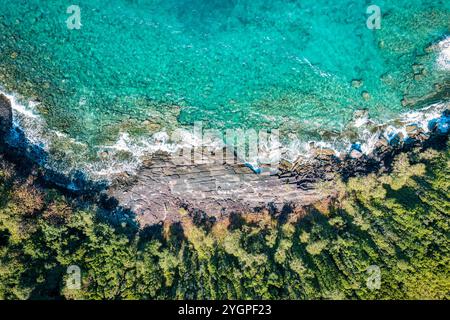 Blick aus der Vogelperspektive auf die wunderschöne Insel Koh Kood mit tropischem Meer und üppigem Dschungel im Sommer in trat, Thailand Stockfoto