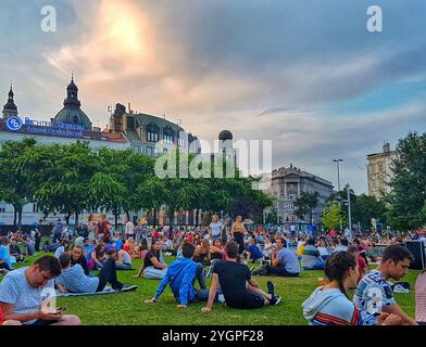 Budapest, Ungarn: 10. März 2019 - die Menge genießt im Sommer einen sonnigen Frühlingnachmittag in einem Deak Square Park Stockfoto