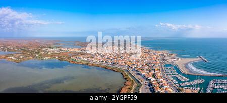 Luftaufnahme der Stadt Saintes Maries de la Mer, in den Bouches du Rhône, in der Provence, Frankreich Stockfoto