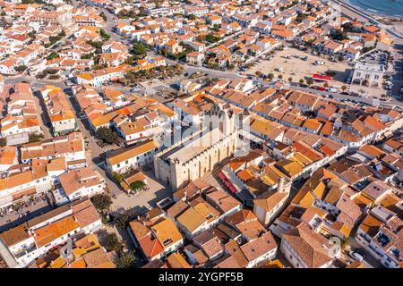 Die Kirche Notre-Dame-de-la-Mer ist eine romanische Festungskirche aus dem 9. Jahrhundert in Saintes Maries de la Mer in der Provence. Stockfoto