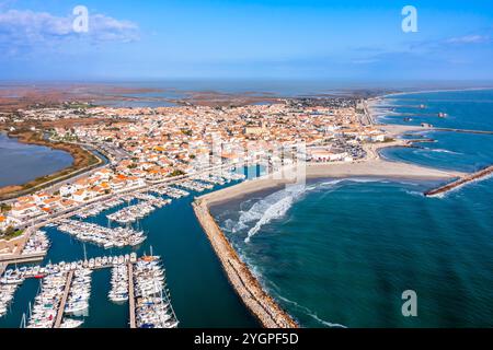 Luftaufnahme der Stadt Saintes Maries de la Mer, in den Bouches du Rhône, in der Provence, Frankreich Stockfoto