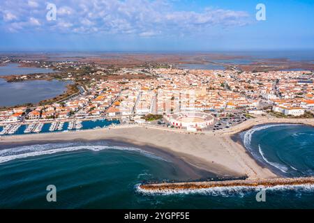 Luftaufnahme der Stadt Saintes Maries de la Mer, in den Bouches du Rhône, in der Provence, Frankreich Stockfoto