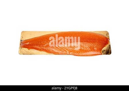 Lachsfilet auf weißem Hintergrund. Der Lachs wird in zwei Hälften geschnitten und liegt auf einer goldenen Basis. Stockfoto