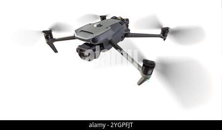 Vorderansicht eines Drohnen-Quadcopter-UAV im Flug isoliert auf weißem Hintergrund. Stockfoto