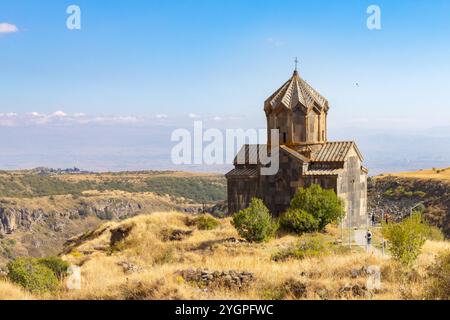 Berühmte Aussicht auf die alte Vahramashen Kirche aus dem 11. Jahrhundert, in der Nähe der zerstörten Amberd Festung an sonnigen Sommertagen. Klippe mit Arkashian River Stockfoto